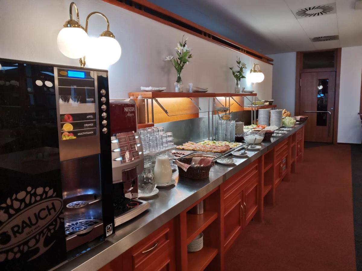 Hotel Svratka Bagian luar foto